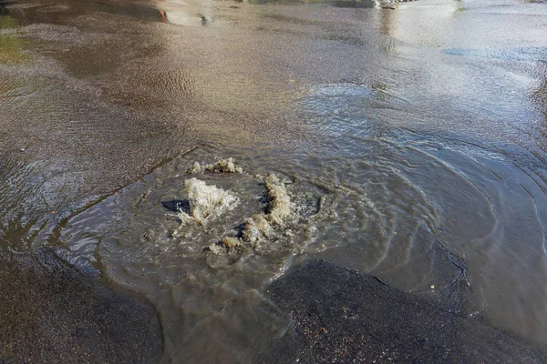 Вода Вытекает Дорожного Люка Канализационный Фонтан Несчастный Случай Канализацией Грязная — стоковое фото