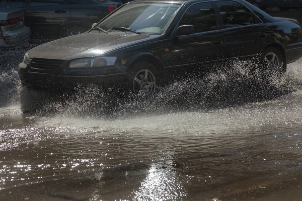 Автомобіль Їде Через Затоплену Вулицю Після Сильного Дощу — стокове фото