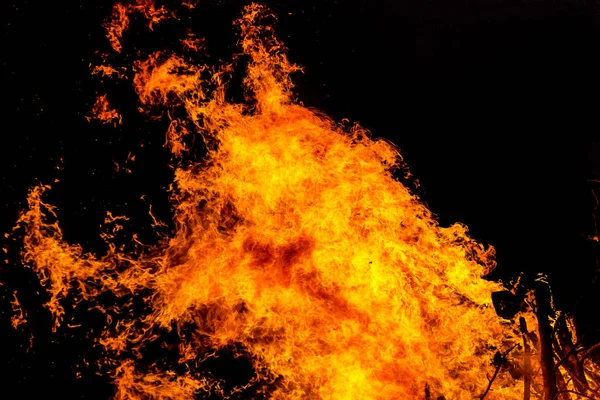 非常に熱いキャンプファイヤー コムズ炎テクスチャと背景として燃える森林火災の木の強い枝 — ストック写真