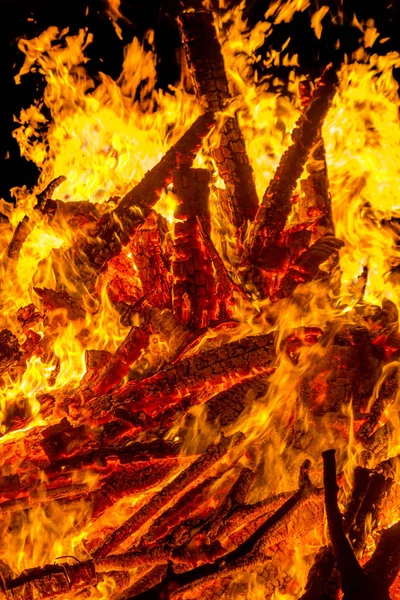 Fogueira Ardente Noite Chama Pentes Como Textura Fundo Ramos Fortes — Fotografia de Stock