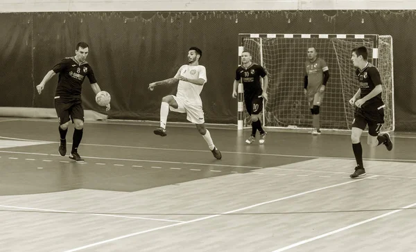 Odessa, Ukrayna - 28 Temmuz 2018: Tanımlanamayan yerel takım parke zemin üzerinde mini-futbol turnuvasında oynayan oyuncuların