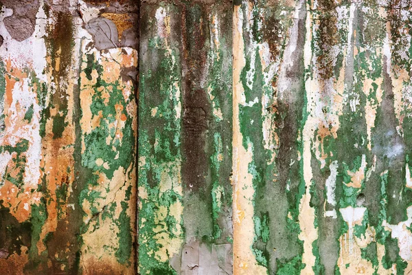 Alçı tuğla duvarın boş eski sanat dokusu. Yaprak dokusuyla boyanmış taş tuğla duvarın çatlaklarıyla kötü çizilmiş yüzey. Hasarlı alçıyla binanın ön cephesini ovaladım.