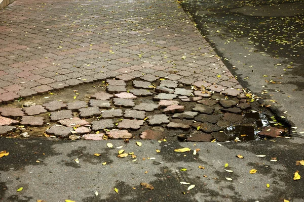 Beschadigde Asfaltweg Met Kuilen Stenen Oude Stenen Weg Kasseien Een — Stockfoto