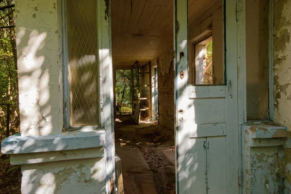 Hausruinen Der Radioaktiven Todeszone Tschernobyl Zerstörtes Verlassenes Haus Wächst Und — Stockfoto