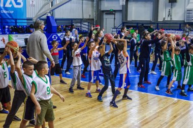 Odessa, Ukrayna - 23 Aralık 2018: genç çocuk basketbol oynamak, Çocuk spor basketbol kulübü çocuk spor okulu kutlama sırasında çocuk spor yarışmalara katılmak