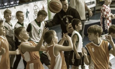 Odessa, Ukrayna - 23 Aralık 2018: genç çocuk basketbol oynamak, Çocuk spor basketbol kulübü çocuk spor okulu kutlama sırasında çocuk spor yarışmalara katılmak