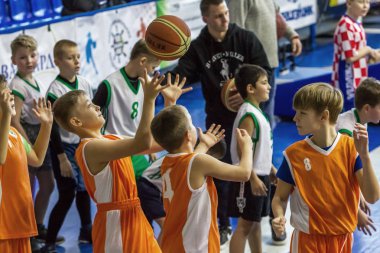 Odessa, Ukrayna - 23 Aralık 2018: genç çocuk basketbol oynamak, Çocuk spor basketbol kulübü çocuk spor okulu kutlama sırasında çocuk spor yarışmalara katılmak