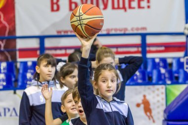 Odessa, Ukrayna - 23 Aralık 2018: genç çocuk basketbol oynamak, Çocuk spor basketbol kulübü çocuk spor okulu kutlama sırasında çocuk spor yarışmalara katılmak