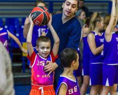 Odessa, Ukrayna - 23 Aralık 2018: genç çocuk basketbol oynamak, Çocuk spor basketbol kulübü çocuk spor okulu kutlama sırasında çocuk spor yarışmalara katılmak