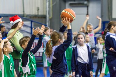 Odessa, Ukrayna - 23 Aralık 2018: genç çocuk basketbol oynamak, Çocuk spor basketbol kulübü çocuk spor okulu kutlama sırasında çocuk spor yarışmalara katılmak