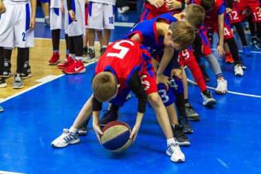 Odessa, Ukrayna - 23 Aralık 2018: genç çocuk basketbol oynamak, Çocuk spor basketbol kulübü çocuk spor okulu kutlama sırasında çocuk spor yarışmalara katılmak