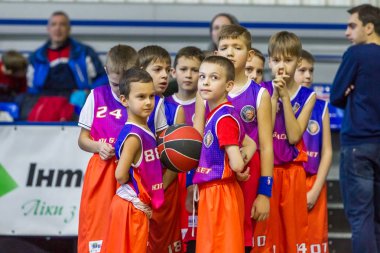 Odessa, Ukrayna - 23 Aralık 2018: genç çocuk basketbol oynamak, Çocuk spor basketbol kulübü çocuk spor okulu kutlama sırasında çocuk spor yarışmalara katılmak