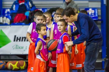 Odessa, Ukrayna - 23 Aralık 2018: genç çocuk basketbol oynamak, Çocuk spor basketbol kulübü çocuk spor okulu kutlama sırasında çocuk spor yarışmalara katılmak