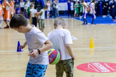 Odessa, Ukrayna - 23 Aralık 2018: genç çocuk basketbol oynamak, Çocuk spor basketbol kulübü çocuk spor okulu kutlama sırasında çocuk spor yarışmalara katılmak