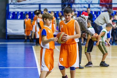 Odessa, Ukrayna - 23 Aralık 2018: genç çocuk basketbol oynamak, Çocuk spor basketbol kulübü çocuk spor okulu kutlama sırasında çocuk spor yarışmalara katılmak