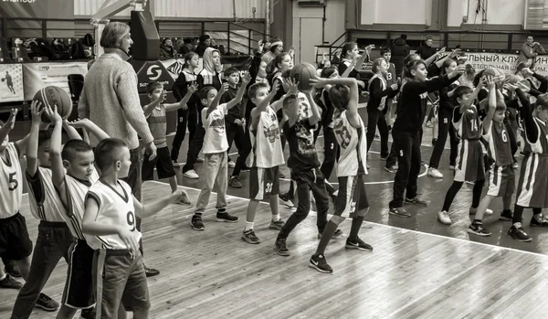 オデッサ ウクライナ 2018 若い子供はバスケット ボール 子供のスポーツ教室の子供たちのスポーツ バスケット ボール クラブの祭典の間に子供のスポーツ大会に参加 — ストック写真