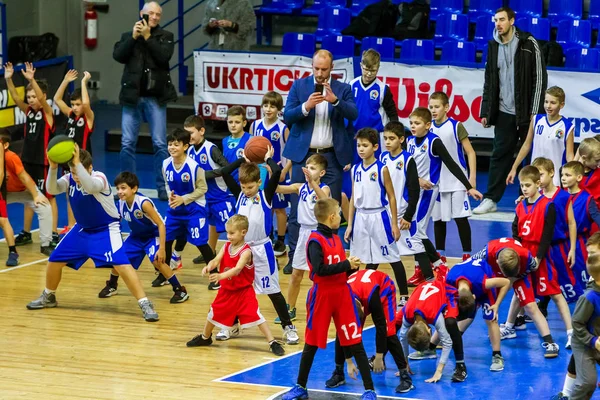 Odessa, Ukrayna - 23 Aralık 2018: genç çocuk basketbol oynamak, Çocuk spor basketbol kulübü çocuk spor okulu kutlama sırasında çocuk spor yarışmalara katılmak