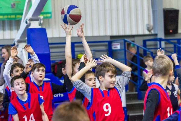 乌克兰奥德萨 幼儿在庆祝儿童体育学校儿童体育篮球俱乐部期间打篮球 参加儿童体育比赛 — 图库照片