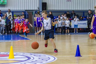 Odessa, Ukrayna - 23 Aralık 2018: genç çocuk basketbol oynamak, Çocuk spor basketbol kulübü çocuk spor okulu kutlama sırasında çocuk spor yarışmalara katılmak