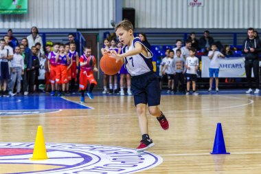 Odessa, Ukrayna - 23 Aralık 2018: genç çocuk basketbol oynamak, Çocuk spor basketbol kulübü çocuk spor okulu kutlama sırasında çocuk spor yarışmalara katılmak