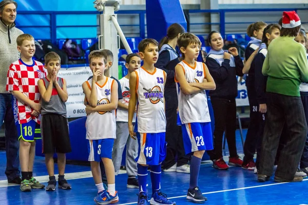 Odessa, Ukrayna - 23 Aralık 2018: genç çocuk basketbol oynamak, Çocuk spor basketbol kulübü çocuk spor okulu kutlama sırasında çocuk spor yarışmalara katılmak