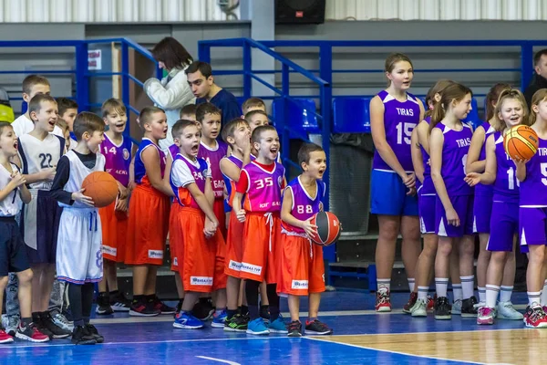 オデッサ ウクライナ 2018 若い子供はバスケット ボール 子供のスポーツ教室の子供たちのスポーツ バスケット ボール クラブの祭典の間に子供のスポーツ大会に参加 — ストック写真