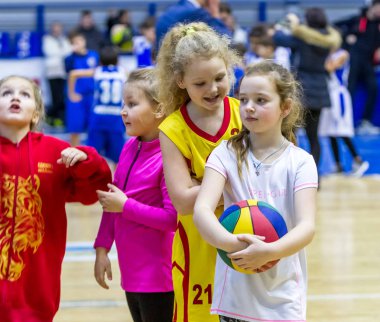 Odessa, Ukrayna - 23 Aralık 2018: genç çocuk basketbol oynamak, Çocuk spor basketbol kulübü çocuk spor okulu kutlama sırasında çocuk spor yarışmalara katılmak