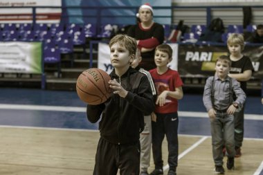 Odessa, Ukrayna - 23 Aralık 2018: genç çocuk basketbol oynamak, Çocuk spor basketbol kulübü çocuk spor okulu kutlama sırasında çocuk spor yarışmalara katılmak