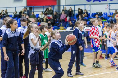 Odessa, Ukrayna - 23 Aralık 2018: genç çocuk basketbol oynamak, Çocuk spor basketbol kulübü çocuk spor okulu kutlama sırasında çocuk spor yarışmalara katılmak
