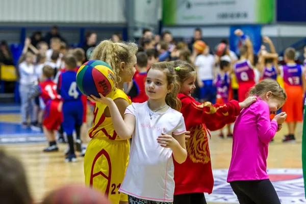 Odessa, Ukrayna - 23 Aralık 2018: genç çocuk basketbol oynamak, Çocuk spor basketbol kulübü çocuk spor okulu kutlama sırasında çocuk spor yarışmalara katılmak
