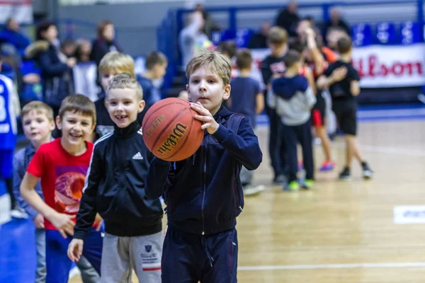 オデッサ ウクライナ 2018 若い子供はバスケット ボール 子供のスポーツ教室の子供たちのスポーツ バスケット ボール クラブの祭典の間に子供のスポーツ大会に参加 — ストック写真