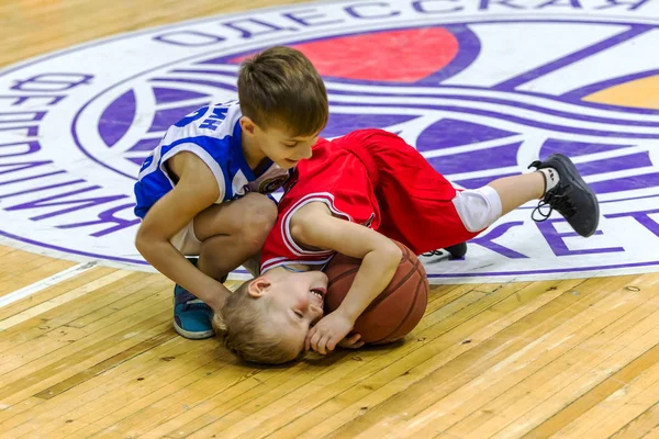 Odessa, Ukrayna - 23 Aralık 2018: genç çocuk basketbol oynamak, Çocuk spor basketbol kulübü çocuk spor okulu kutlama sırasında çocuk spor yarışmalara katılmak