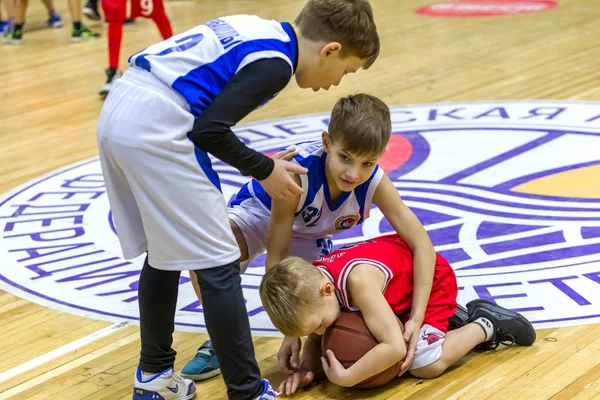 Odessa, Ukrayna - 23 Aralık 2018: genç çocuk basketbol oynamak, Çocuk spor basketbol kulübü çocuk spor okulu kutlama sırasında çocuk spor yarışmalara katılmak