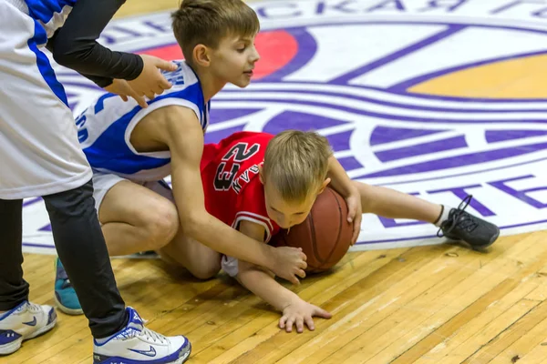 Odessa, Ukrayna - 23 Aralık 2018: genç çocuk basketbol oynamak, Çocuk spor basketbol kulübü çocuk spor okulu kutlama sırasında çocuk spor yarışmalara katılmak