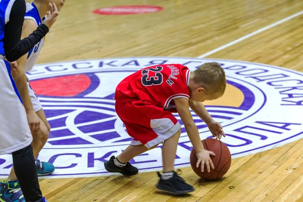 Odessa, Ukrayna - 23 Aralık 2018: genç çocuk basketbol oynamak, Çocuk spor basketbol kulübü çocuk spor okulu kutlama sırasında çocuk spor yarışmalara katılmak