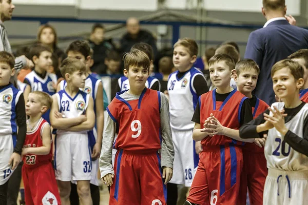 Odessa, Ukrayna - 23 Aralık 2018: genç çocuk basketbol oynamak, Çocuk spor basketbol kulübü çocuk spor okulu kutlama sırasında çocuk spor yarışmalara katılmak