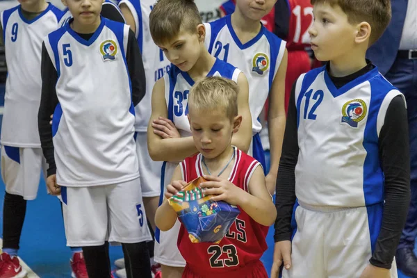 Odessa, Ukrayna - 23 Aralık 2018: genç çocuk basketbol oynamak, Çocuk spor basketbol kulübü çocuk spor okulu kutlama sırasında çocuk spor yarışmalara katılmak