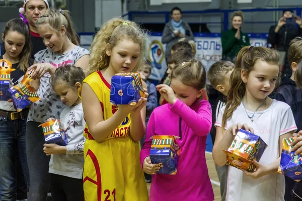 Odessa, Ukrayna - 23 Aralık 2018: genç çocuk basketbol oynamak, Çocuk spor basketbol kulübü çocuk spor okulu kutlama sırasında çocuk spor yarışmalara katılmak