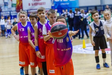 Odessa, Ukrayna - 23 Aralık 2018: genç çocuk basketbol oynamak, Çocuk spor basketbol kulübü çocuk spor okulu kutlama sırasında çocuk spor yarışmalara katılmak