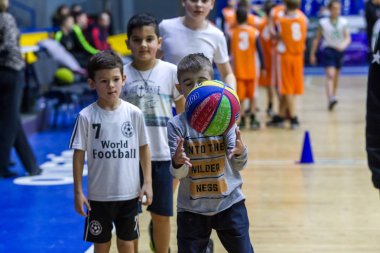 Odessa, Ukrayna - 23 Aralık 2018: genç çocuk basketbol oynamak, Çocuk spor basketbol kulübü çocuk spor okulu kutlama sırasında çocuk spor yarışmalara katılmak