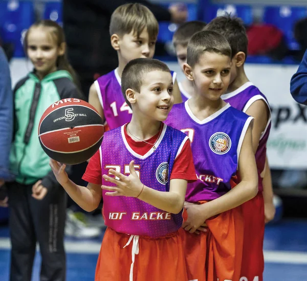 Odessa, Ukrayna - 23 Aralık 2018: genç çocuk basketbol oynamak, Çocuk spor basketbol kulübü çocuk spor okulu kutlama sırasında çocuk spor yarışmalara katılmak