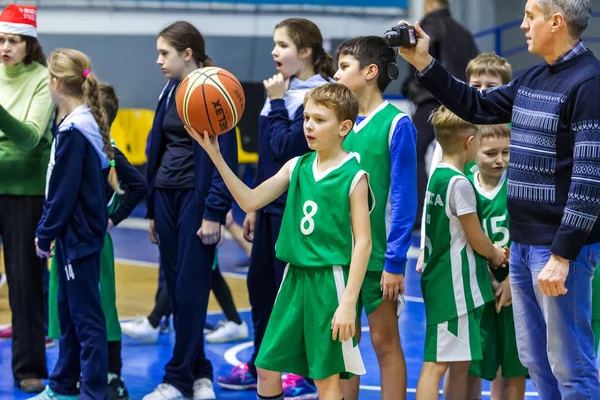 Odessa, Ukrayna - 23 Aralık 2018: genç çocuk basketbol oynamak, Çocuk spor basketbol kulübü çocuk spor okulu kutlama sırasında çocuk spor yarışmalara katılmak