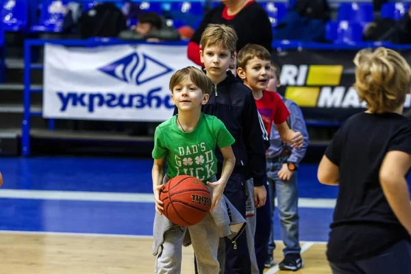 Odessa, Ukrayna - 23 Aralık 2018: genç çocuk basketbol oynamak, Çocuk spor basketbol kulübü çocuk spor okulu kutlama sırasında çocuk spor yarışmalara katılmak