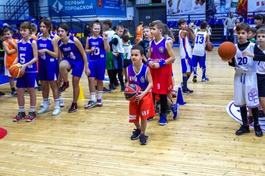 Odessa, Ukrayna - 23 Aralık 2018: genç çocuk basketbol oynamak, Çocuk spor basketbol kulübü çocuk spor okulu kutlama sırasında çocuk spor yarışmalara katılmak