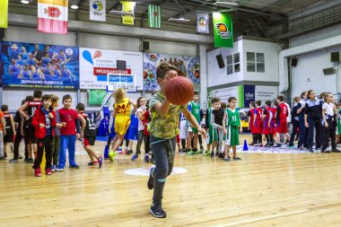 Odessa, Ukrayna - 23 Aralık 2018: genç çocuk basketbol oynamak, Çocuk spor basketbol kulübü çocuk spor okulu kutlama sırasında çocuk spor yarışmalara katılmak