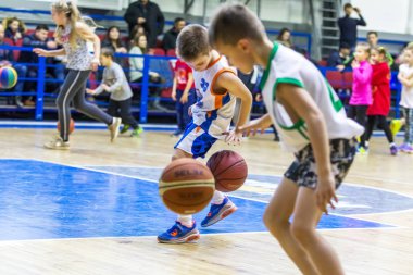 Odessa, Ukrayna - 23 Aralık 2018: genç çocuk basketbol oynamak, Çocuk spor basketbol kulübü çocuk spor okulu kutlama sırasında çocuk spor yarışmalara katılmak
