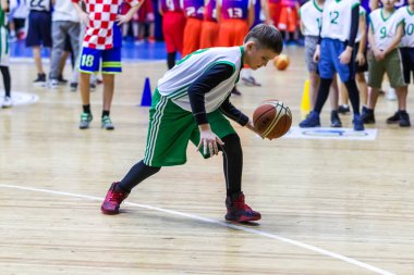 Odessa, Ukrayna - 23 Aralık 2018: genç çocuk basketbol oynamak, Çocuk spor basketbol kulübü çocuk spor okulu kutlama sırasında çocuk spor yarışmalara katılmak