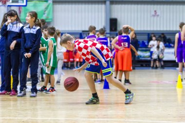 Odessa, Ukrayna - 23 Aralık 2018: genç çocuk basketbol oynamak, Çocuk spor basketbol kulübü çocuk spor okulu kutlama sırasında çocuk spor yarışmalara katılmak