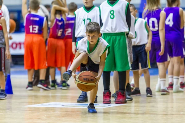 Odessa, Ukrayna - 23 Aralık 2018: genç çocuk basketbol oynamak, Çocuk spor basketbol kulübü çocuk spor okulu kutlama sırasında çocuk spor yarışmalara katılmak