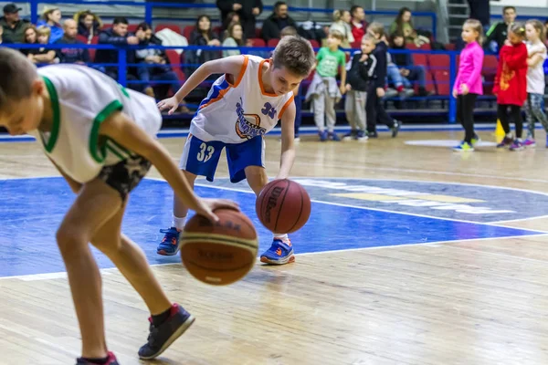 Odessa, Ukrayna - 23 Aralık 2018: genç çocuk basketbol oynamak, Çocuk spor basketbol kulübü çocuk spor okulu kutlama sırasında çocuk spor yarışmalara katılmak